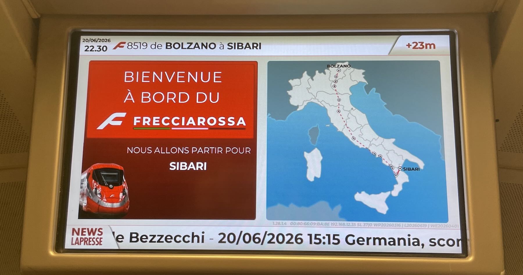 Marina di Sibari: praia e resorts no litoral da Calábria 10 Tela do trem de alta velocidade Frecciarossa de Bolzano a Sibari mostra a rota do trem e o atraso do momento que era de 23 minutos
