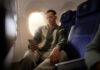 Passageiro usando o celular a bordo de um avião da Lufthansa