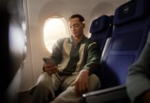 Lufthansa Group lança Wi-Fi grátis com Starlink a bordo: veja como funciona e quando chega na ITA Airways Passageiro usando o celular a bordo de um avião da Lufthansa