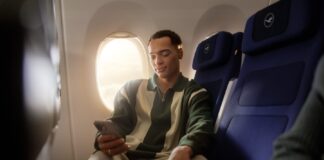 Lufthansa Group lança Wi-Fi grátis com Starlink a bordo: veja como funciona e quando chega na ITA Airways Passageiro usando o celular a bordo de um avião da Lufthansa