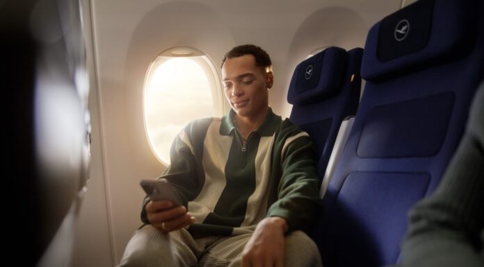 Lufthansa Group lança Wi-Fi grátis com Starlink a bordo: veja como funciona e quando chega na ITA Airways Passageiro usando o celular a bordo de um avião da Lufthansa