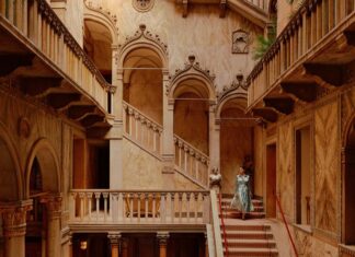 Hotel Danieli de Veneza reabre com bandeira Four Seasons: nova decoração e restaurante renovado Lobby do Palazzo Dandolo no Danieli, Venezia, A Four Seasons Hotel, com teto de folha de ouro restaurado
