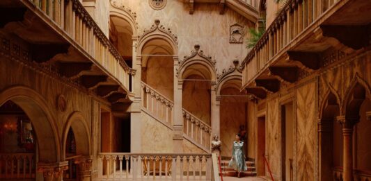 Lobby do Palazzo Dandolo no Danieli, Venezia, A Four Seasons Hotel, com teto de folha de ouro restaurado