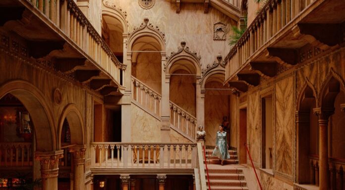 Hotel Danieli de Veneza reabre com bandeira Four Seasons: nova decoração e restaurante renovado Lobby do Palazzo Dandolo no Danieli, Venezia, A Four Seasons Hotel, com teto de folha de ouro restaurado