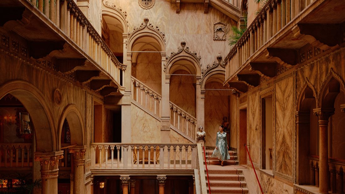5 hotéis de luxo em Veneza maravilhosos 5 Lobby do Palazzo Dandolo no Danieli, Venezia, A Four Seasons Hotel, com teto de folha de ouro restaurado