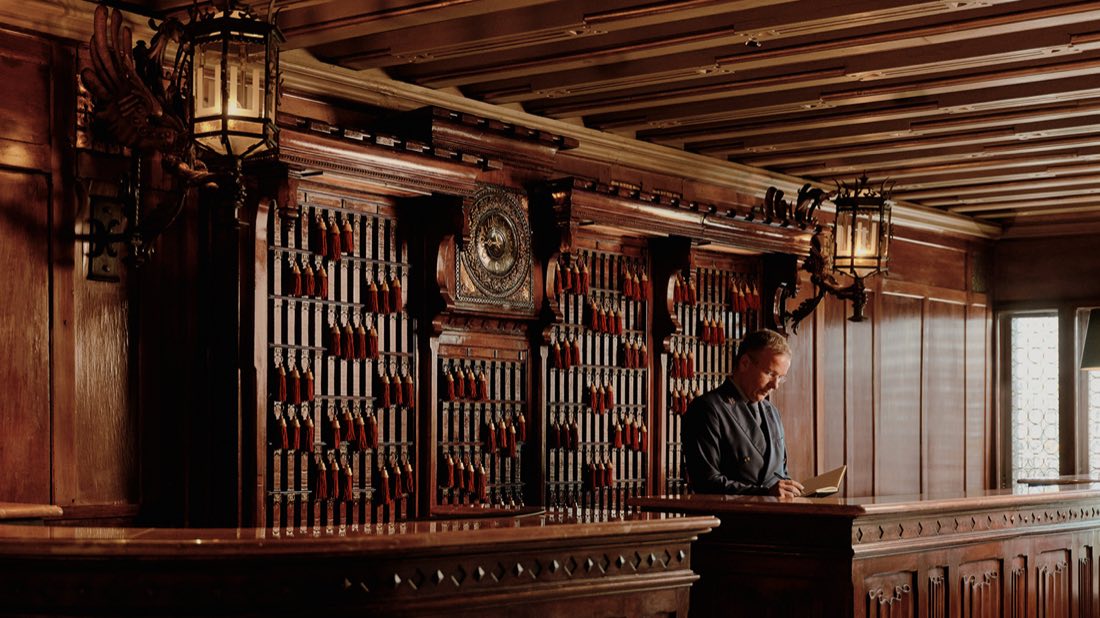 Hotel Danieli de Veneza reabre com bandeira Four Seasons: nova decoração e restaurante renovado 8 Recepção do Danieli, Venezia, A Four Seasons Hotel, com painel de chaves de madeira e relógio antigo