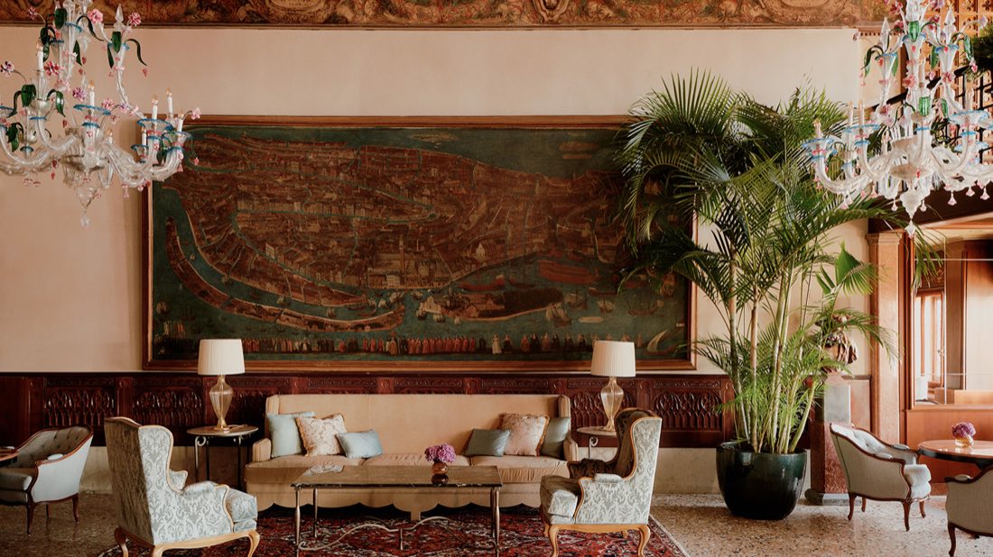 Hotel Danieli de Veneza reabre com bandeira Four Seasons: nova decoração e restaurante renovado 2 Salão do Danieli com mapa histórico de Veneza e lustres de vidro de Murano