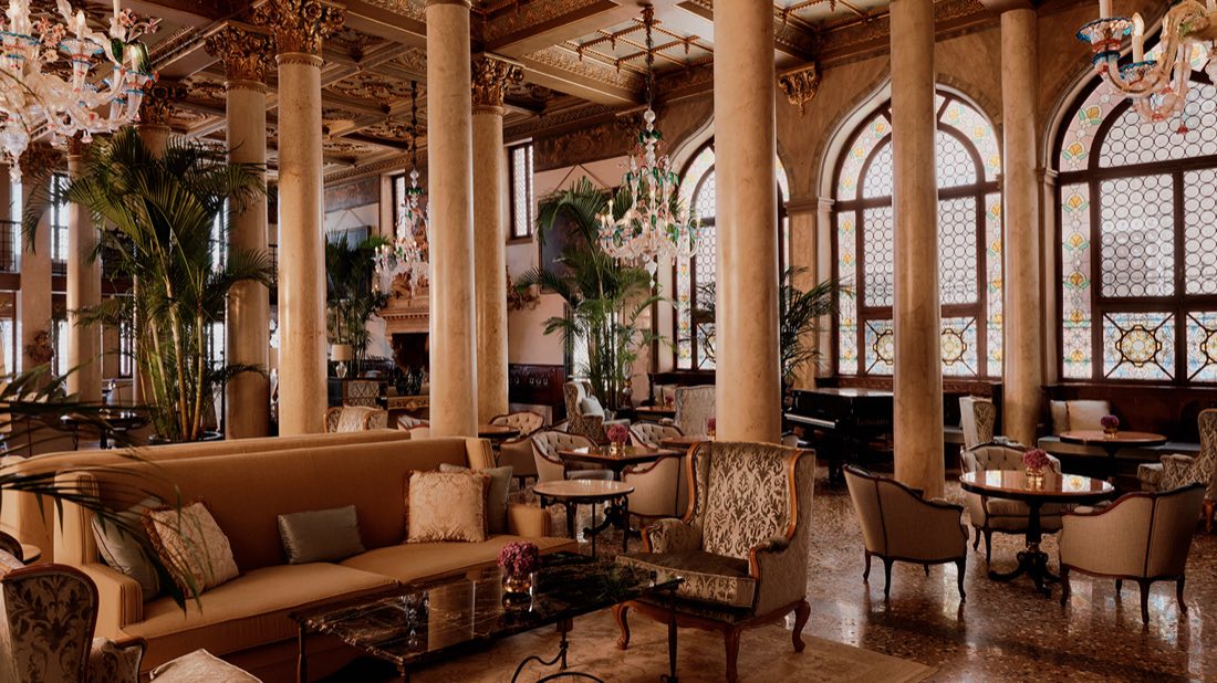 Hotel Danieli de Veneza reabre com bandeira Four Seasons: nova decoração e restaurante renovado 1 Lobby do Palazzo Dandolo, com colunas de mármore e vitrais