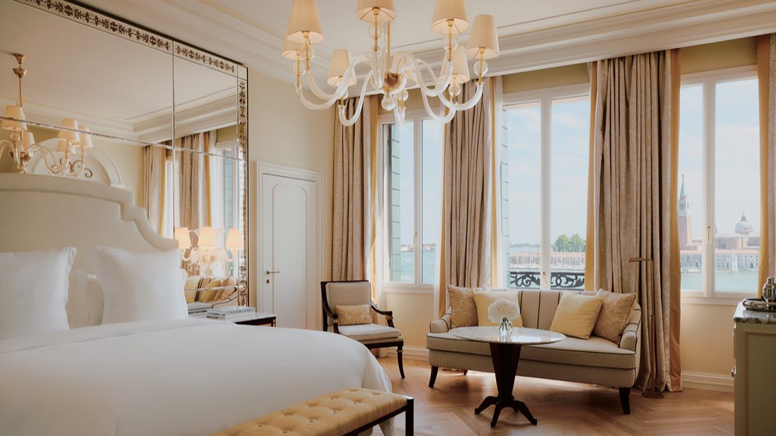 5 hotéis de luxo em Veneza maravilhosos 7 Quarto do Danieli com vista para a lagoa e o campanário de San Giorgio Maggiore