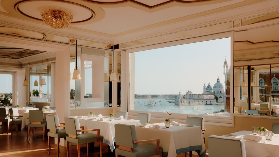 Hotel Danieli de Veneza reabre com bandeira Four Seasons: nova decoração e restaurante renovado 7 Interior da Terrazza Danieli, com mesas postas e vista para Santa Maria della Salute
