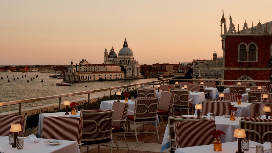 5 hotéis de luxo em Veneza maravilhosos 8 Terrazza Danieli ao entardecer, com vista para a Basílica de Santa Maria della Salute