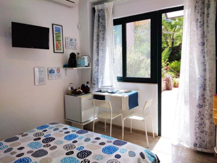 Hotel em Mondello - Palermo - Sicília 27 Quarto do Il Giardino di Laura com porta para o jardim, em Mondello