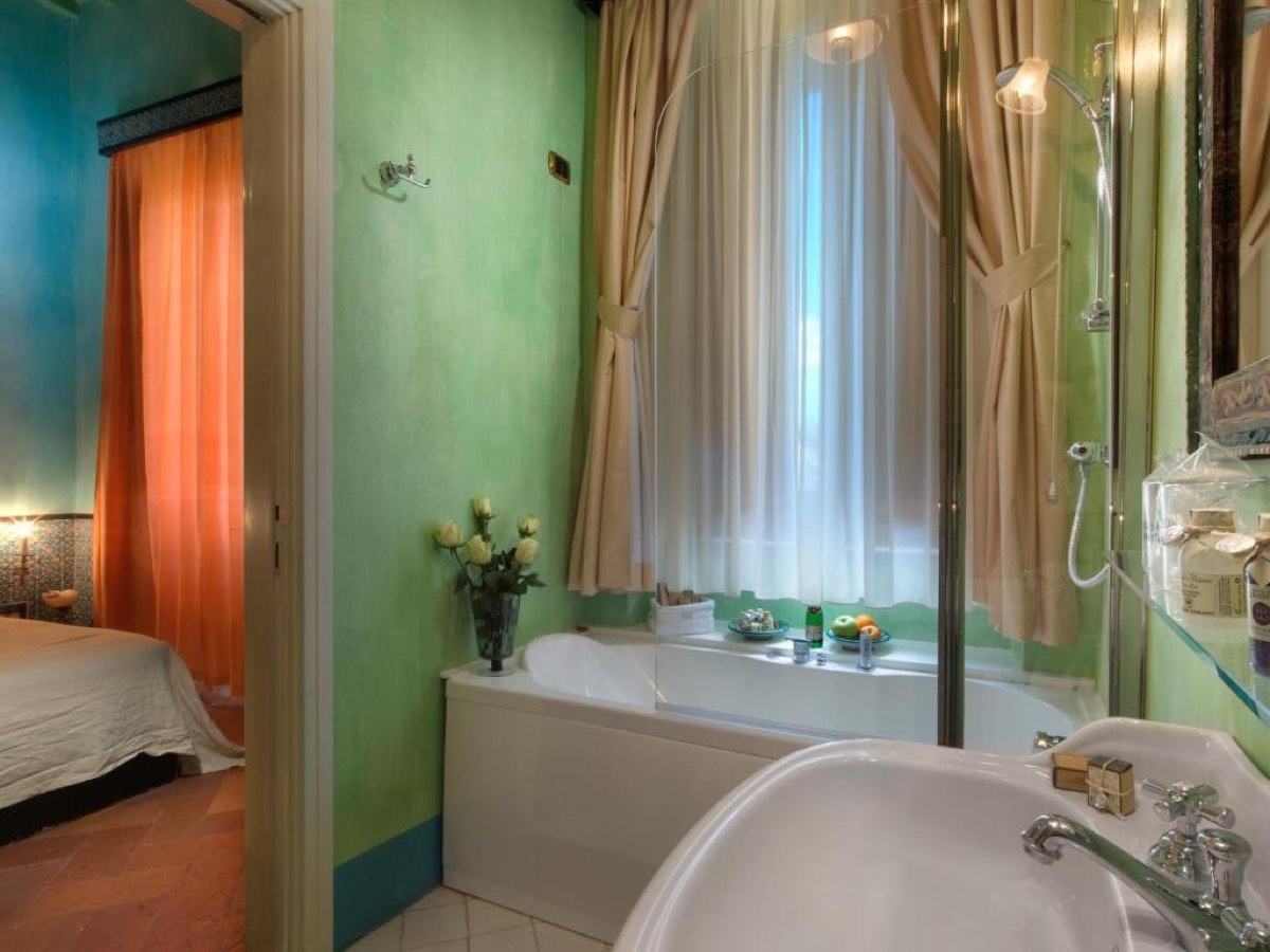 Hotéis em Arezzo, seleção com o melhor custo-benefício para sua viagem pela Toscana 13 Banheiro colorido de uma suíte do Graziella Patio Hotel, em Arezzo