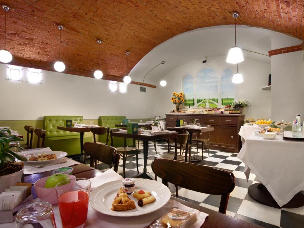 Hotéis em Arezzo, seleção com o melhor custo-benefício para sua viagem pela Toscana 14 Sala do café da manhã do Graziella Patio Hotel, com teto em tijolo aparente, em Arezzo
