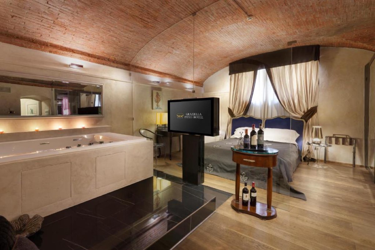 Hotéis em Arezzo, seleção com o melhor custo-benefício para sua viagem pela Toscana 15 Suíte com banheira de hidromassagem do Graziella Patio Hotel, em Arezzo