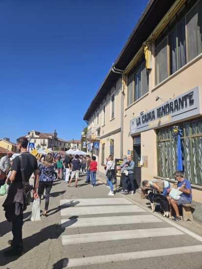Fachada do La Capra Ignorante em Marentino, Turim, Itália
