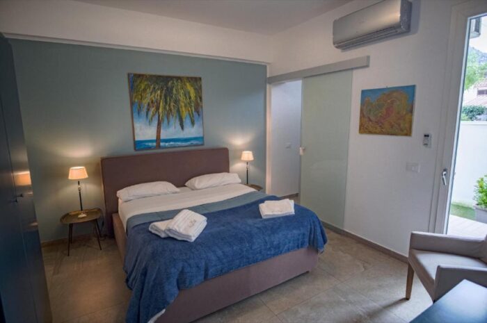 Hotel em Mondello - Palermo - Sicília 25 Quarto do Le Muse Mondello com ar-condicionado e saída para a área externa