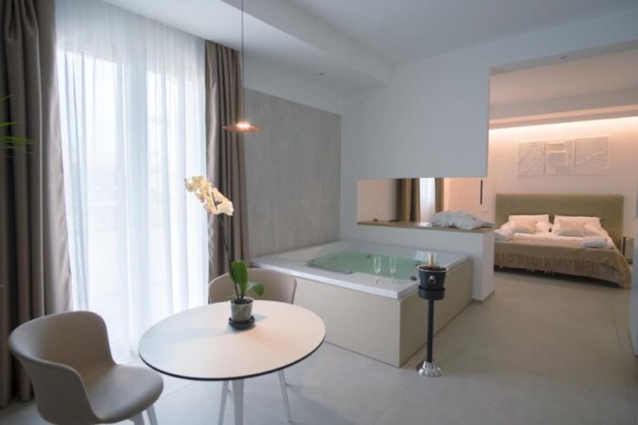 Hotel em Mondello - Palermo - Sicília 24 Suíte do Le Muse Mondello com banheira de hidromassagem no quarto