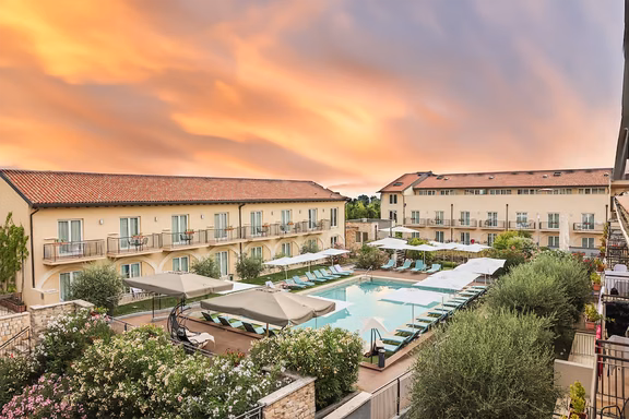 Leonardo Hotel Lago di Garda: 20% de desconto e o que fazer ao redor Fachada externa do Leonardo Hotel Lago di Garda