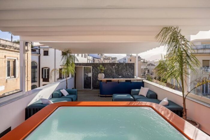 Hotéis em Palermo Sicília com ótimo custo-benefício! 21 Terraço com piscina e lounge no rooftop da Locanda Santamarina, em Palermo