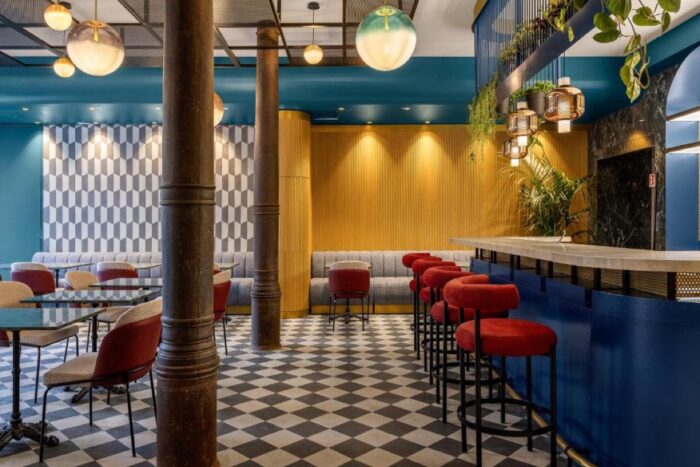 Hotéis em Palermo Sicília com ótimo custo-benefício! 22 Área de bar e refeições da Locanda Santamarina, com piso xadrez, em Palermo