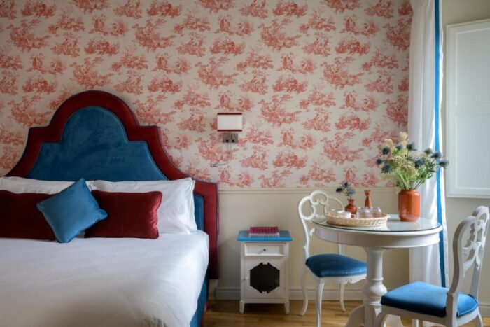 Hotéis em Florença, onde se hospedar 22 Quarto do Mabelle Centro em Florença, com papel de parede toile de Jouy e mesa junto à janela