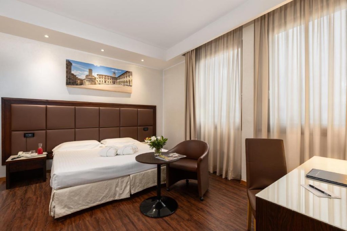 Hotéis em Arezzo, seleção com o melhor custo-benefício para sua viagem pela Toscana 26 Vista aérea do Hotel Minerva, em Arezzo, na avenida principal de acesso à cidade