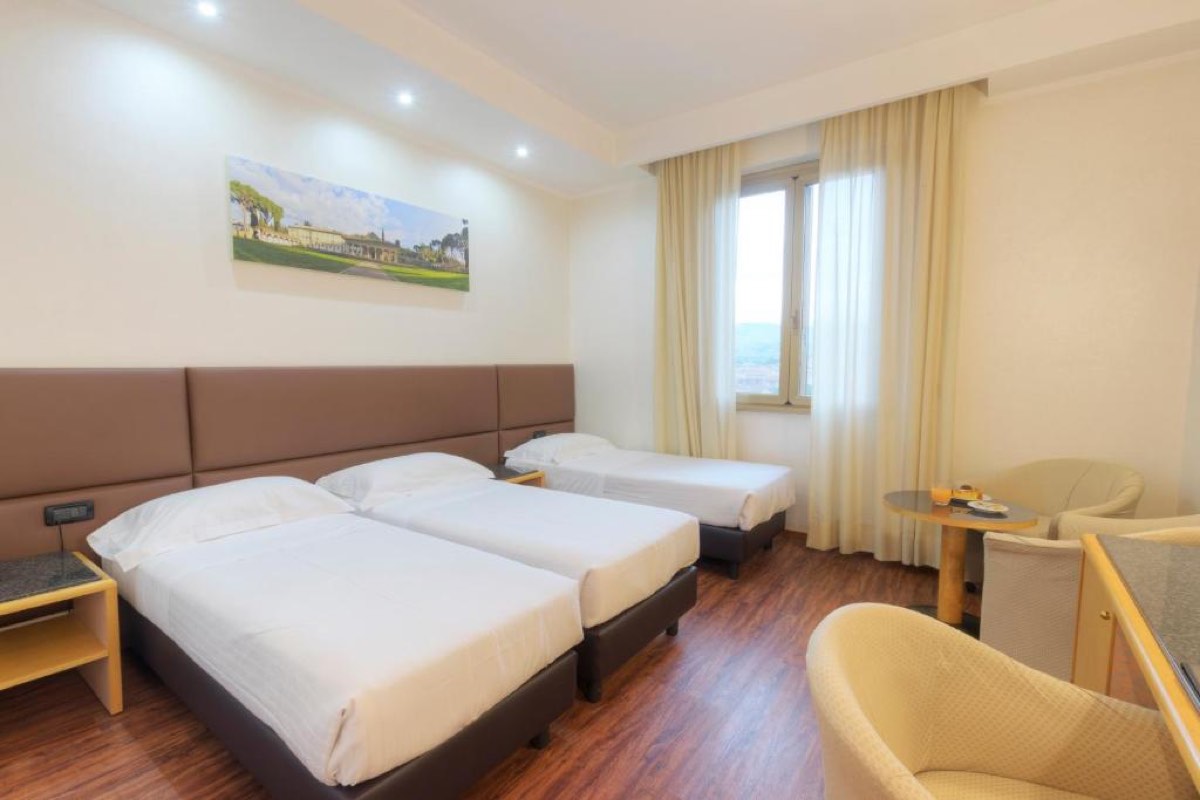 Hotéis em Arezzo, seleção com o melhor custo-benefício para sua viagem pela Toscana 28 Quarto triplo do Hotel Minerva, com vista para as colinas de Arezzo