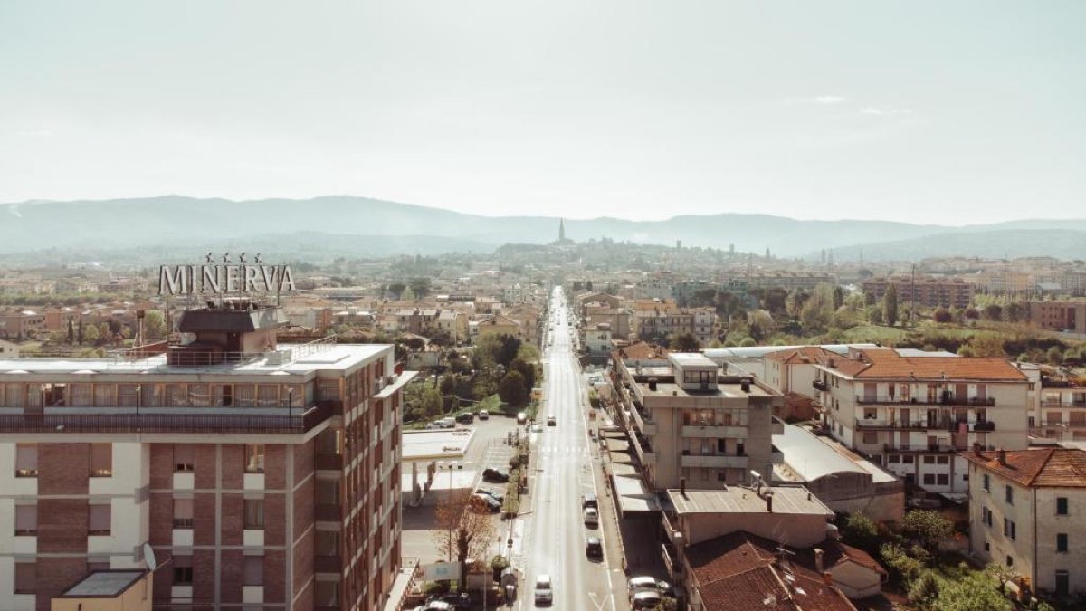 Hotéis em Arezzo, seleção com o melhor custo-benefício para sua viagem pela Toscana 30 Vista aérea do Hotel Minerva e da avenida de acesso a Arezzo