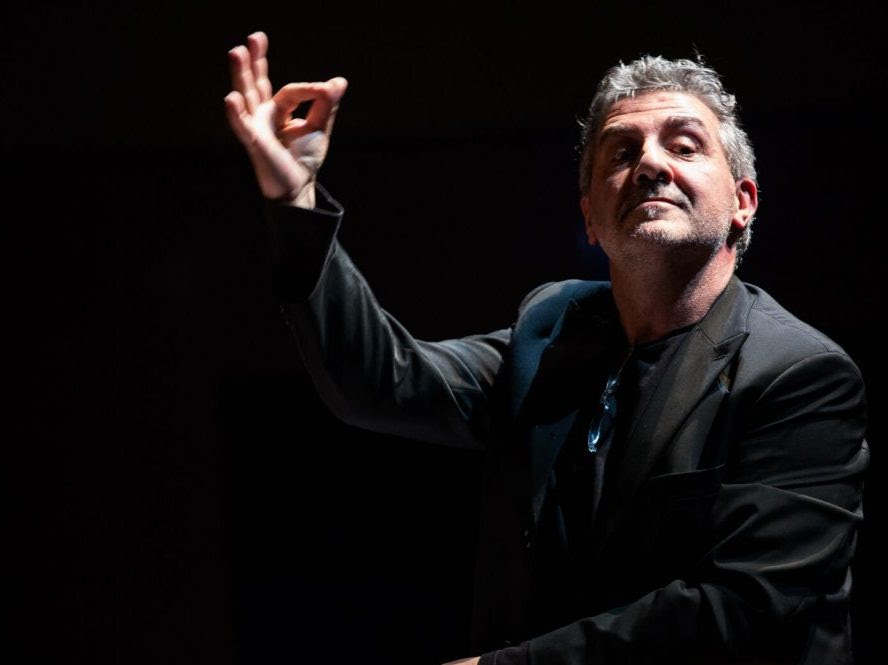 Orbetello Jazz Festival 2026: 9ª edição tem programação toda gratuita na Toscana 1 Direção musical em um dos shows do Orbetello Jazz Festival 2026