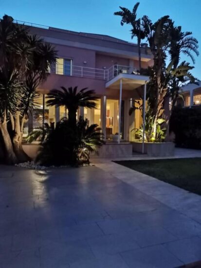 Hotel em Mondello - Palermo - Sicília 22 Fachada da VILLA OLIMPIA Mondello, com jardim e palmeiras, em Mondello