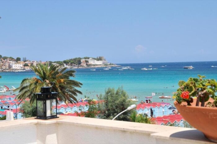 Hotel em Mondello - Palermo - Sicília 23 Vista da praia de Mondello a partir da VILLA OLIMPIA, com as cabines coloridas e o mar turquesa