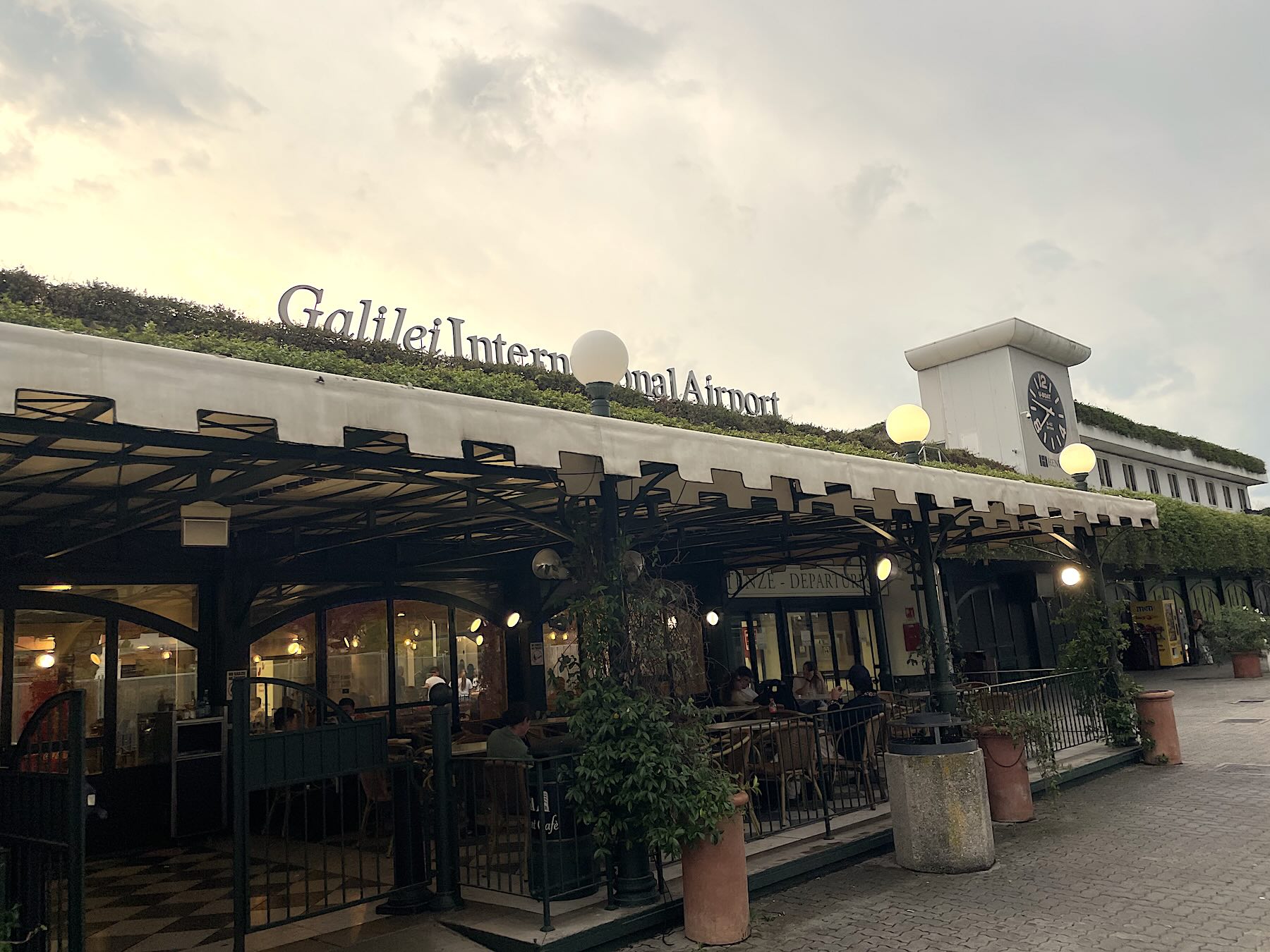 Fachada do Aeroporto Internacional Galileo Galilei de Pisa