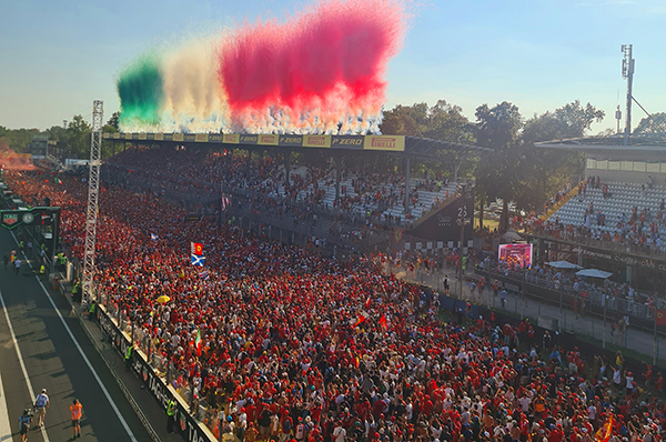 GP de Monza 2026: como 403 mil presenças movimentam o turismo na Lombardia 1 Multidão de torcedores na pista e nas arquibancadas do Autódromo de Monza sob fumaça verde, branca e vermelha