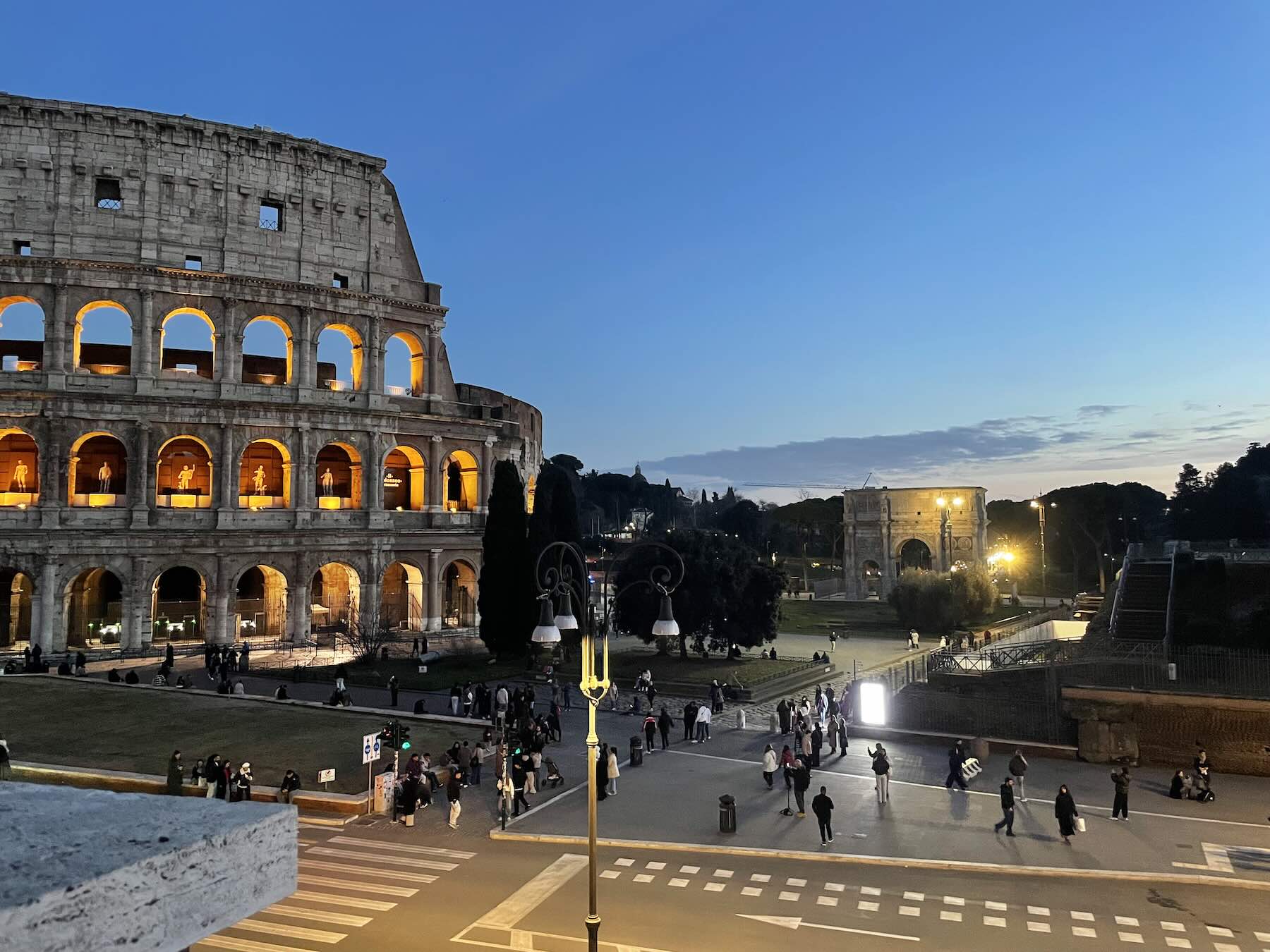 Abertura Noturna do Coliseu e Pantheon em agosto foi um sucesso 1 Coliseu Roma Italia ao anoitecer
