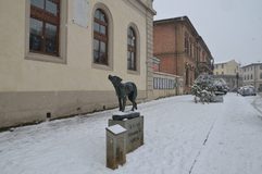 Estátua de Fido em Borgo San Lorenzo: a história do cachorro que esperou o dono por 14 anos A estátua de Fido coberta por neve em um dia de inverno de 2018