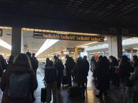 Greve de trens na Itália nos dias 7 e 8 de setembro: veja os trens garantidos Passageiros aguardam na plataforma de uma estação de trem na Itália, sob o painel de partidas