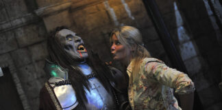 Monstro assusta visitante no Halloween do Cinecittà World, em Roma
