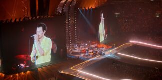 Harry Styles em Roma 2027: ingressos, preços e dicas Palco da turnê Together, Together de Harry Styles em Amsterdã, com o cantor nos telões e a passarela iluminada atravessando a plateia