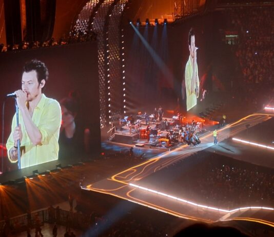 Harry Styles em Roma 2027: ingressos, preços e dicas Palco da turnê Together, Together de Harry Styles em Amsterdã, com o cantor nos telões e a passarela iluminada atravessando a plateia