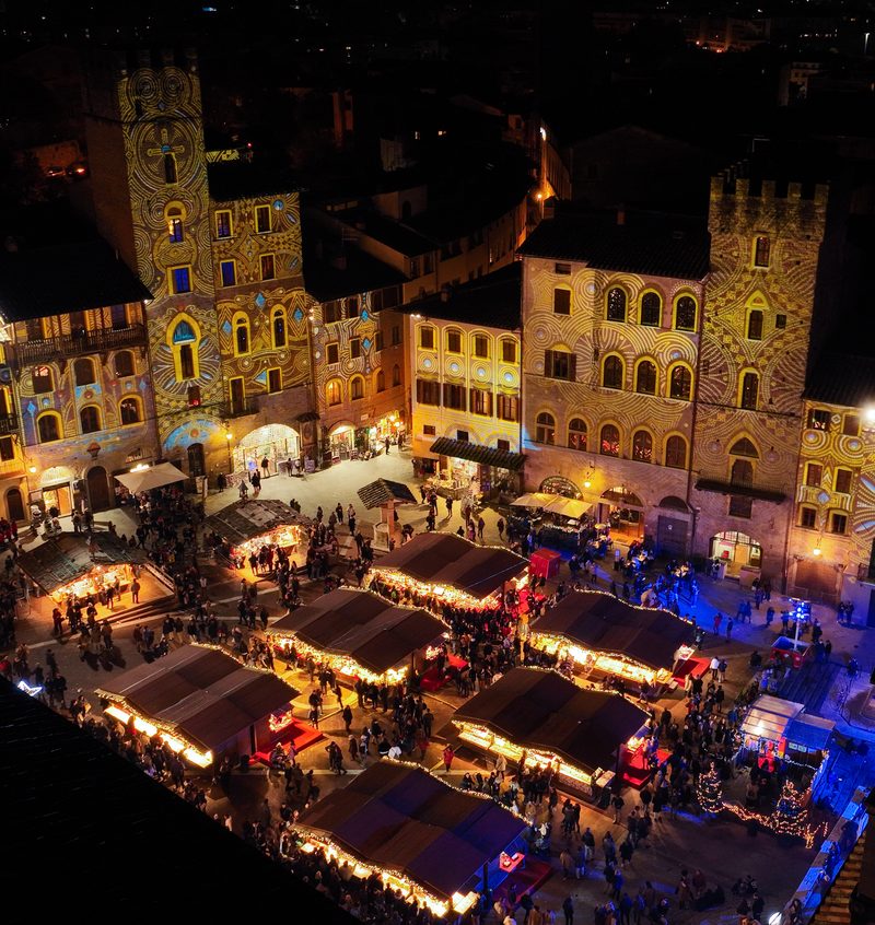 Natal em Arezzo 2026: pura magia na Toscana 6 Os mercadinhos de Natal da Piazza Grande vistos do alto