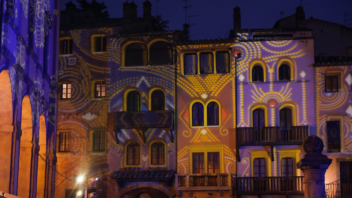 Natal em Arezzo 2026: pura magia na Toscana 2 Projeções de luz nas fachadas do centro histórico de Arezzo
