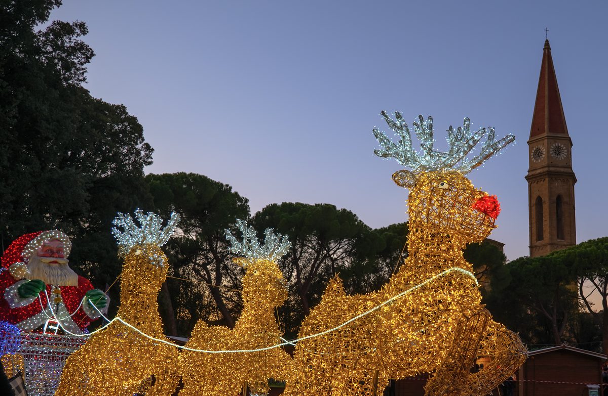 Natal em Arezzo 2026: pura magia na Toscana 3 Renas e trenó do Papai Noel iluminados no Prato, com o campanário da catedral de Arezzo ao fundo