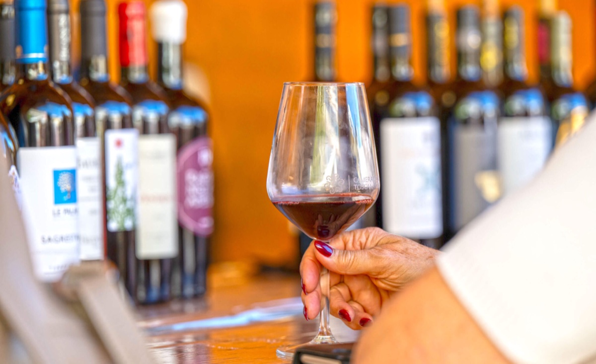 Terre di Pisa Food & Wine Festival 2026: degustações grátis a poucos passos da estação 1 Taça de vinho tinto diante de garrafas de produtores da região de Pisa, imagem de divulgação do Terre di Pisa Food & Wine Festival