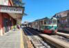 Strada del Vino dell’Etna 2026: passeio de trem e degustação de vinhos no vulcão Trem verde e vermelho da Ferrovia Circumetnea parado na estação de Randazzo, na Sicília