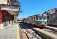 Trem verde e vermelho da Ferrovia Circumetnea parado na estação de Randazzo, na Sicília
