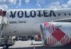 Volotea pede proteção contra credores na Espanha: o que muda para quem tem voo marcado na Itália Avião da Volotea no pátio do aeroporto, com escada de embarque encostada na porta dianteira