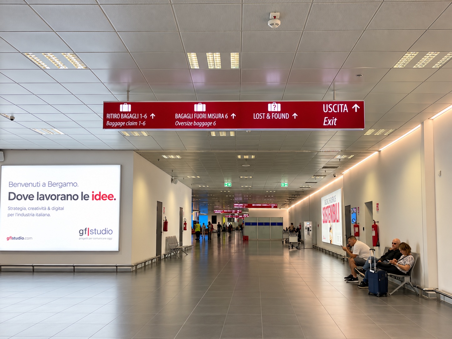 Corredor da área de desembarque do Aeroporto de Bergamo