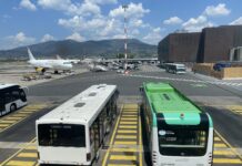 Greve geral na Itália em 30 de outubro: trens, voos e ônibus podem parar Ônibus de pista e aviões da Vueling e da Volotea no pátio do aeroporto de Florença