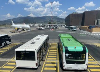 Greve geral na Itália em 30 de outubro: trens, voos e ônibus podem parar Ônibus de pista e aviões da Vueling e da Volotea no pátio do aeroporto de Florença